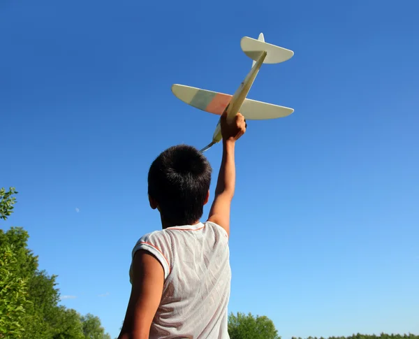 男孩正在运行的飞机模型 — 图库照片