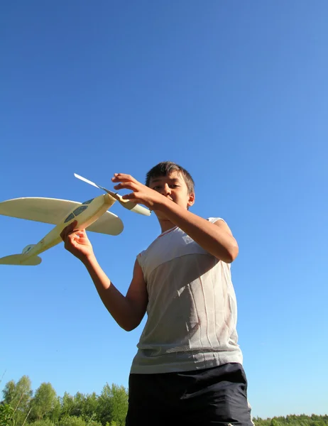 Модель самолёта мальчика — стоковое фото