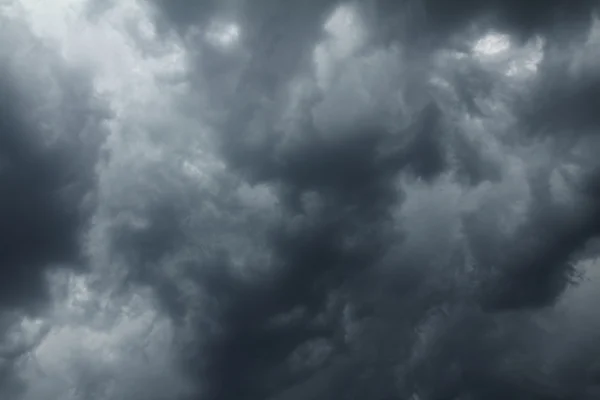 Грозовые тучи на мрачном небе — стоковое фото