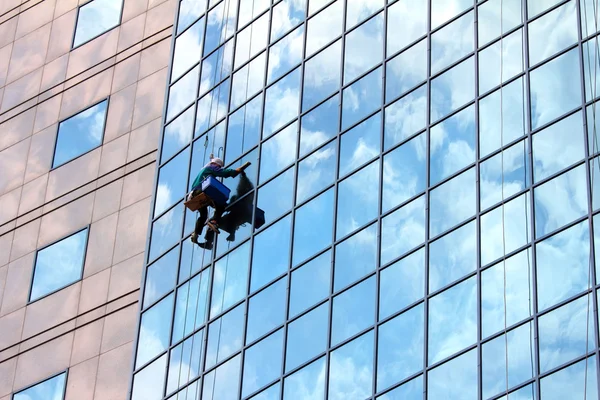 Limpador de janelas no trabalho — Fotografia de Stock