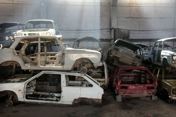 Bilar returneras för återvinning metallskrot — Stockfoto