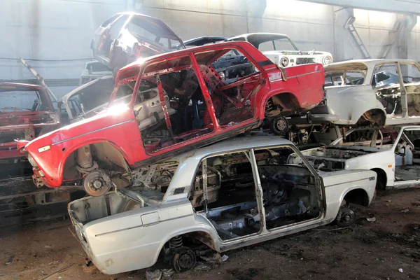 Bilar returneras för återvinning metallskrot — Stockfoto