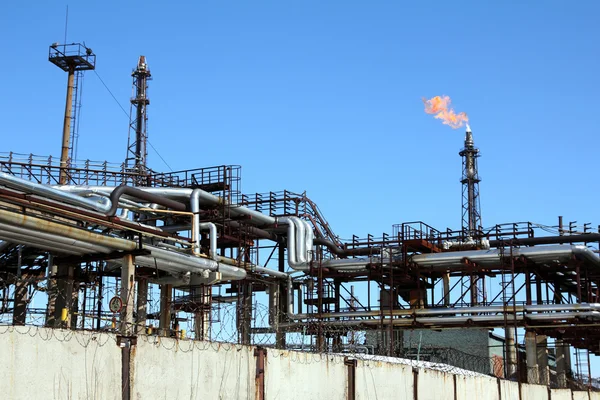 Факел зажжен на нефтеперерабатывающем заводе — стоковое фото