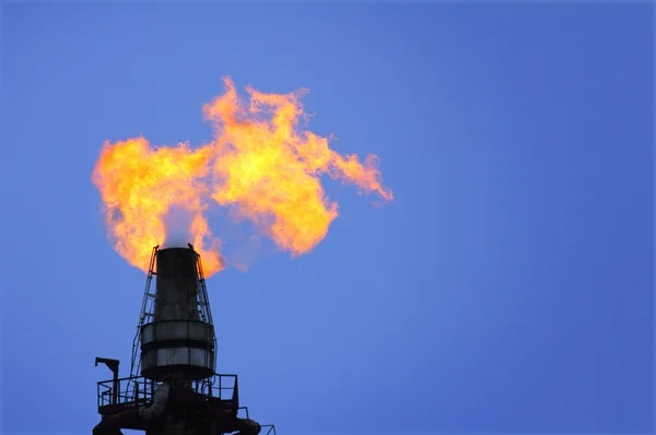 Факел зажжен на нефтеперерабатывающем заводе — стоковое фото