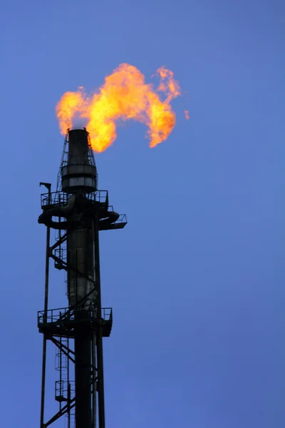 火炬塔炼油厂上亮起 — 图库照片