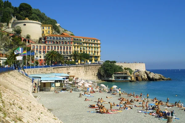 Praia de verão na cidade de Nice, França — Fotografia de Stock