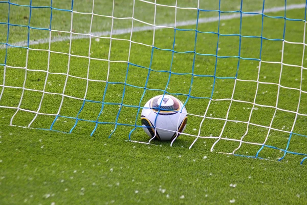 Balón de fútbol dentro de la red — Foto de Stock