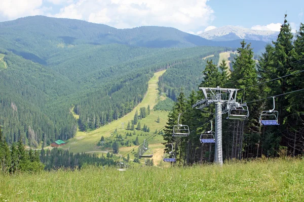 夏、カルパティア山脈、ウクライナのブコヴェリ スキー リゾート — ストック写真