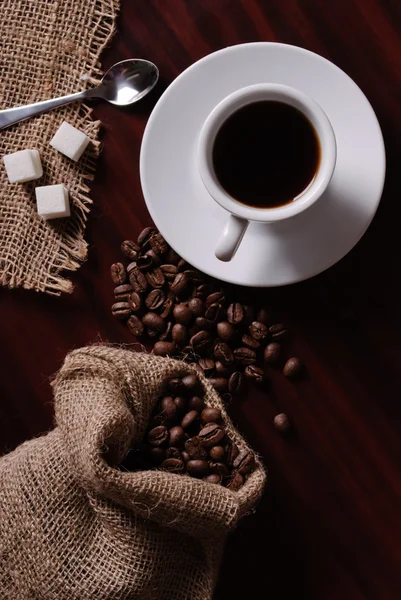 コーヒーと黄麻布の袋 — ストック写真