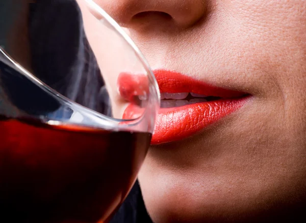 Röda läppar och glas vin — Stockfoto