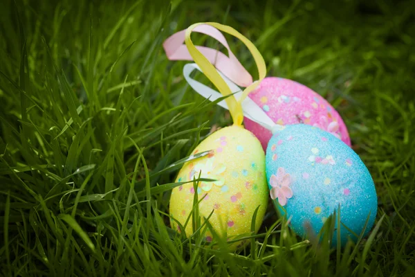 Easter eggs on green grass — Stock Photo, Image