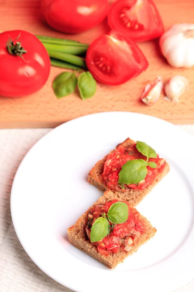 Crostini com tomate — Fotografia de Stock