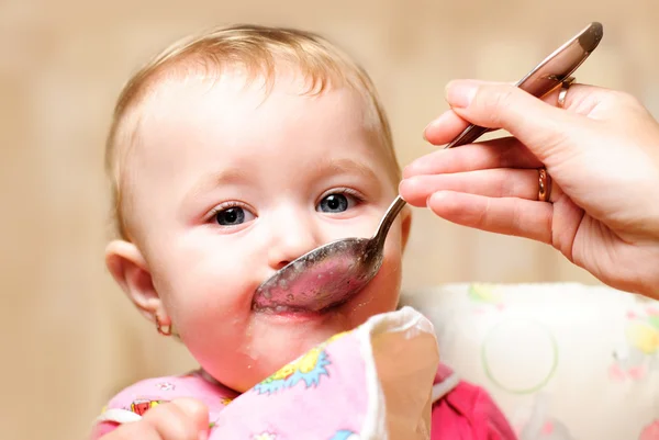 Chica comiendo de cuchara —  Fotos de Stock