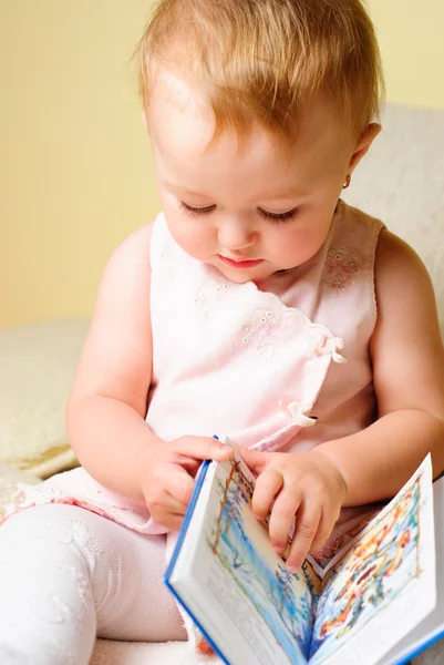 Flicka läser en bok — Stockfoto