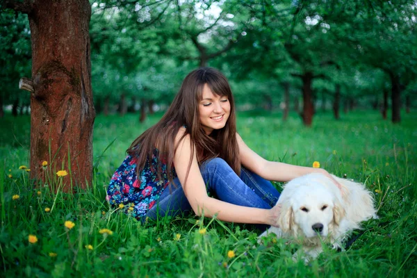 女孩和猎犬在公园 — 图库照片