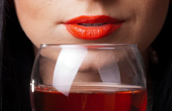 Lábios vermelhos e copo de vinho — Fotografia de Stock