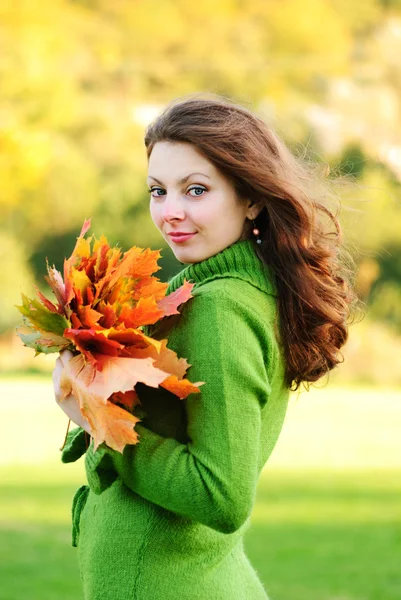 カエデの葉を持つ女性 — ストック写真