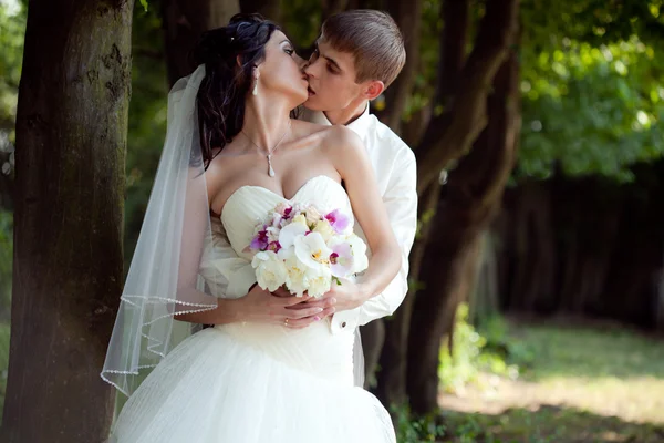 Venkovní svatební pár — Stock fotografie