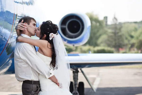 Hochzeitspaar fliegt auf Hochzeitsreise — Stockfoto