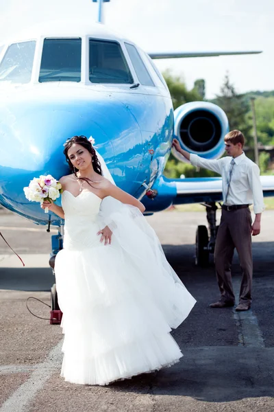 Bruidspaar vliegen op huwelijksreis — Stockfoto
