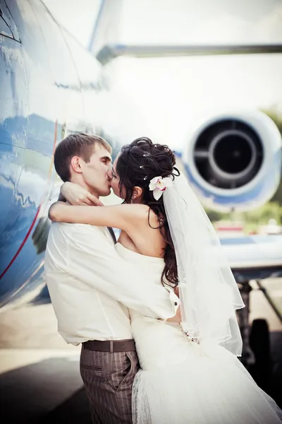 Casamento casal voar na lua de mel — Fotografia de Stock