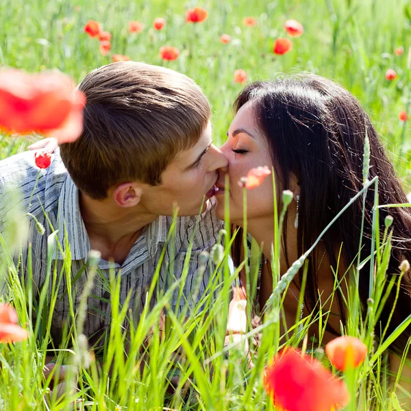 Couple in poppy field — Stock Photo, Image