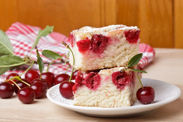 Cherry sponge slice — Stock Photo, Image