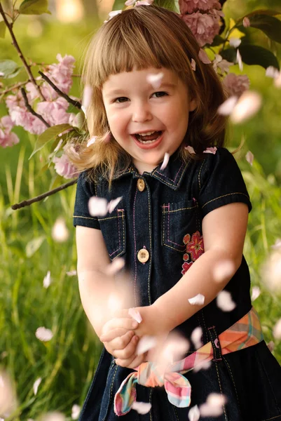 Petite fille dans le jardin — Photo