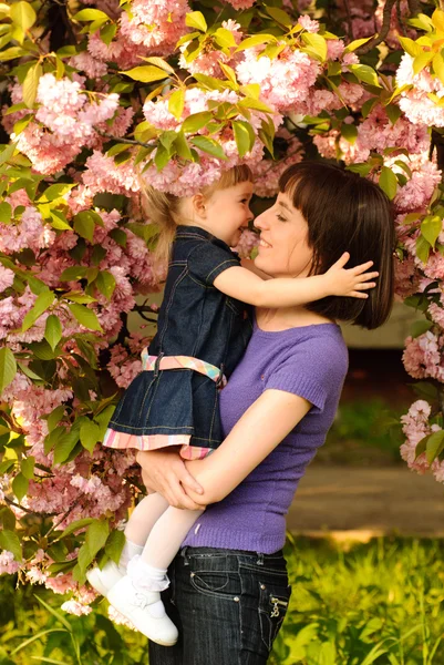 Mother and daughter in garden — Stock Photo, Image
