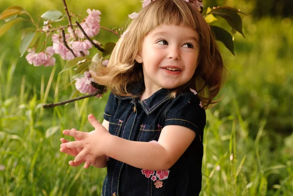 Κοριτσάκι στον κήπο — Φωτογραφία Αρχείου