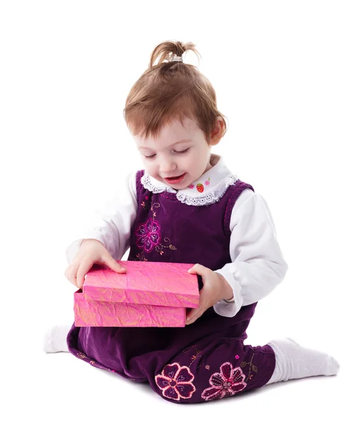 女孩与粉红色的盒子 — 图库照片