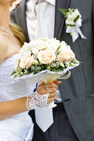 Wedding bouquet outdoor — Stock Photo, Image
