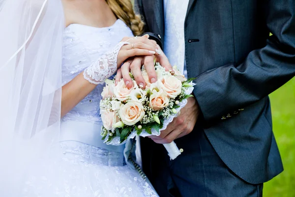 Brautstrauß und Bräutigam — Stockfoto