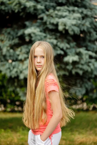 Långhårig blond flicka — Stockfoto