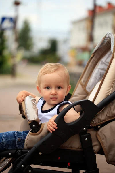 Criança em carruagem de bebê — Fotografia de Stock