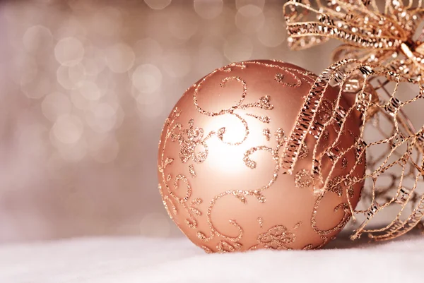 Vánoční dekorace na rozostřené světla pozadí — Stock fotografie