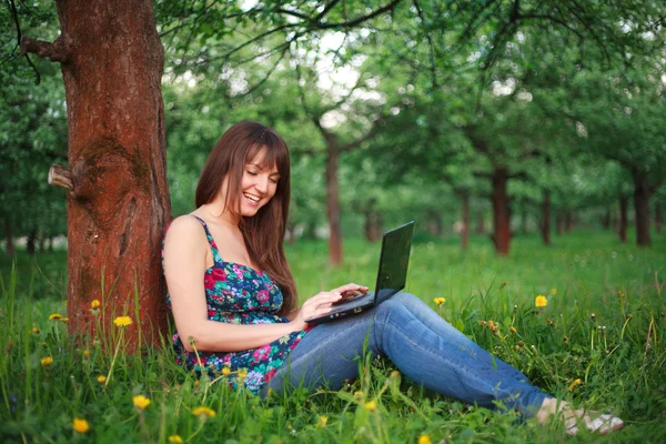 Woman ans netbook — Stock Photo, Image