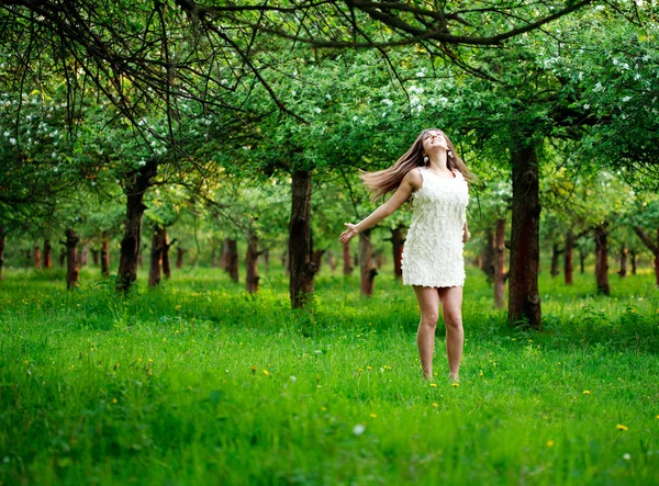 Девушка, бегущая в саду — стоковое фото