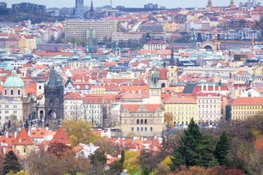 Prag'ın Gotik Kalesi ve Binalar üzerinde görünüm