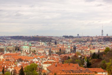 Prag'ın Gotik Kalesi ve Binalar üzerinde görünüm