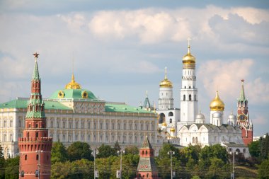 Moskova kremlin ile altın kubbe ve işçinin Kulesi manzarası