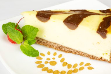 gurme dilim beyaz zemin üzerine cheesecake