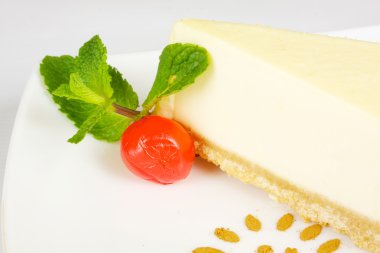 gurme dilim beyaz zemin üzerine cheesecake