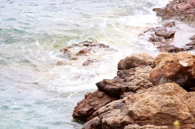 dalgalar üzerinde Yunan deniz kıyısı