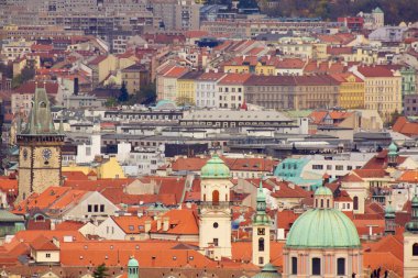 Prag'ın Gotik Kalesi ve Binalar üzerinde görünüm