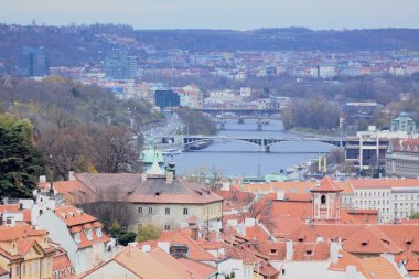 Prag'ın Gotik Kalesi ve Binalar üzerinde görünüm