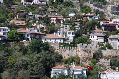 Port alanya ve kırmızı tuğla Kulesi