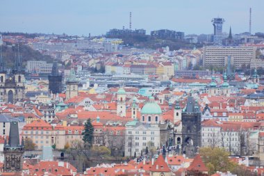 Prag'ın Gotik Kalesi ve Binalar üzerinde görünüm