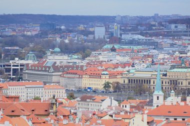 Prag'ın Gotik Kalesi ve Binalar üzerinde görünüm