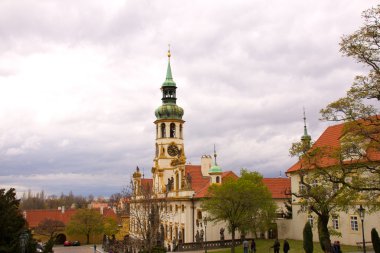 Prag'ın Gotik Kalesi ve Binalar üzerinde görünüm